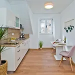 *beautiful, Centrally Located Apartment*