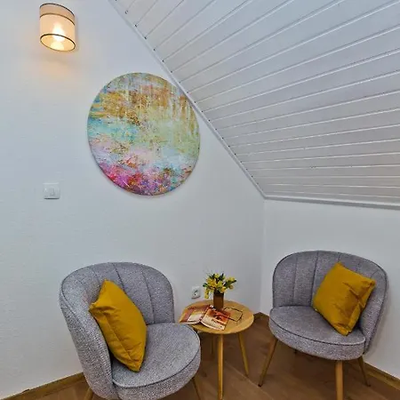شقة *beautiful, Centrally Located Apartment* *