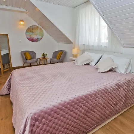 شقة *beautiful, Centrally Located Apartment*