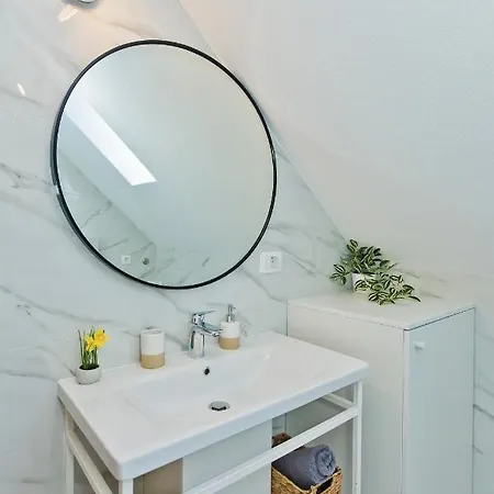 *beautiful, Centrally Located Apartment* * هفار