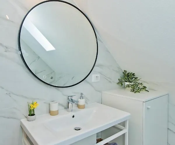 *beautiful, Centrally Located Apartment* * Hvar Town