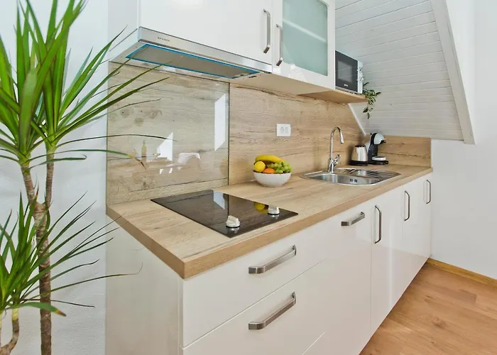 *beautiful, Centrally Located Apartment*