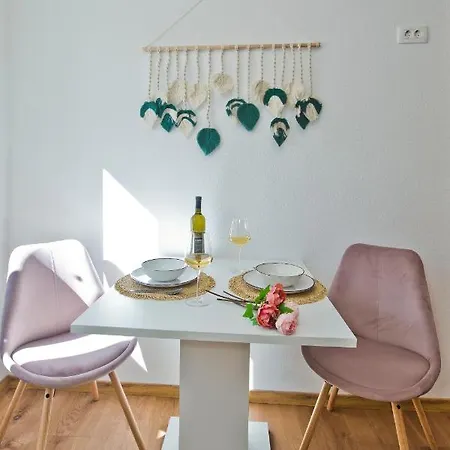 *beautiful, Centrally Located Apartment*