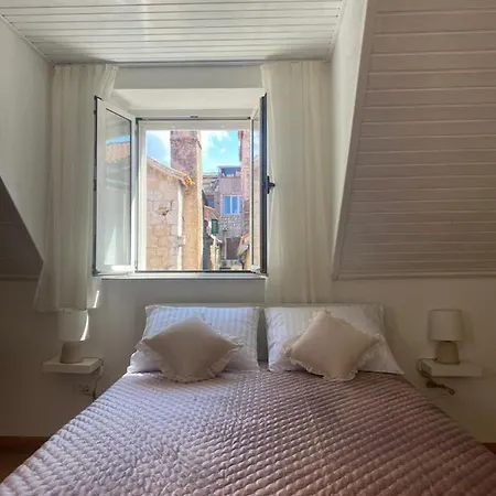 *beautiful, Centrally Located Apartment* Хвар