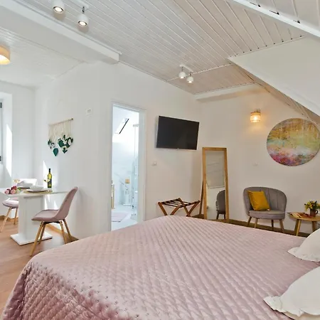 *beautiful, Centrally Located Apartment* *