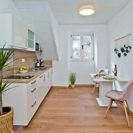 *beautiful, Centrally Located Apartment*