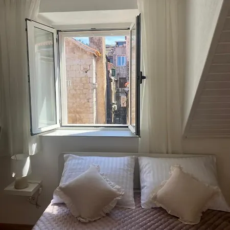 *beautiful, Centrally Located Apartment* *