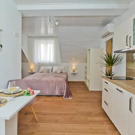 *beautiful, Centrally Located Apartment* Lägenhet