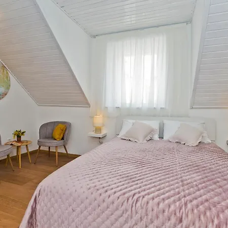 *beautiful, Centrally Located Apartment*