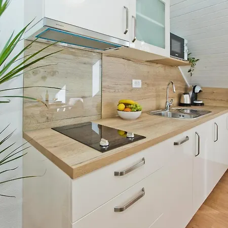 *beautiful, Centrally Located Apartment*