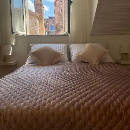 *beautiful, Centrally Located Apartment* Lägenhet *