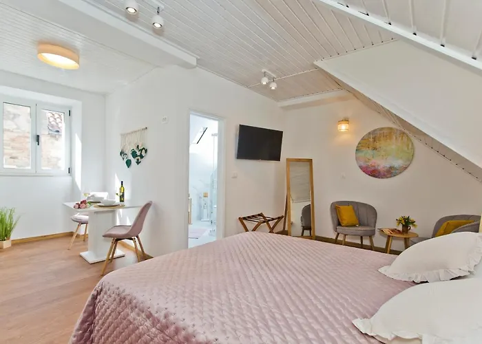 *beautiful, Centrally Located Apartment* *