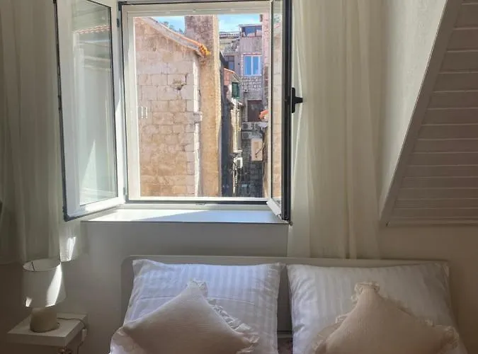 *beautiful, Centrally Located Apartment* *