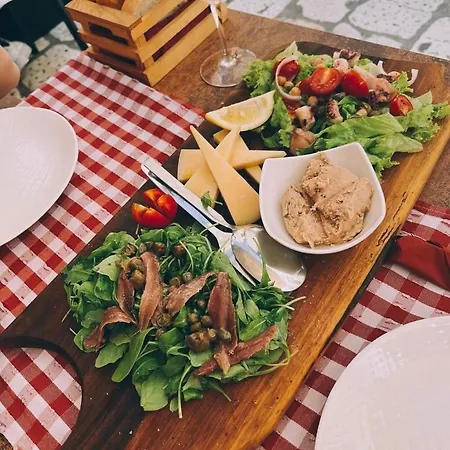 *beautiful, Centrally Located Apartment* *