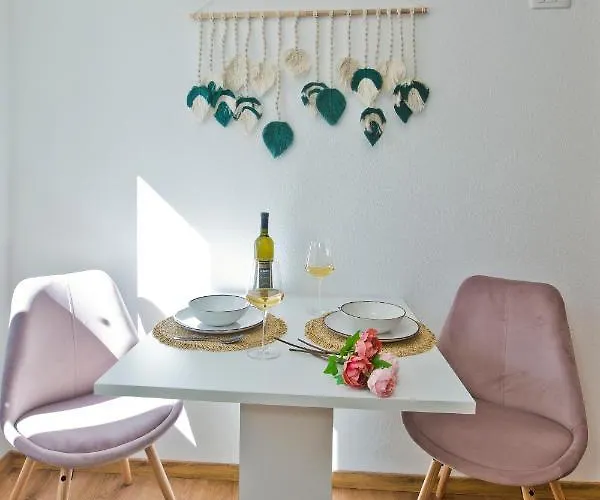 *beautiful, Centrally Located Apartment*