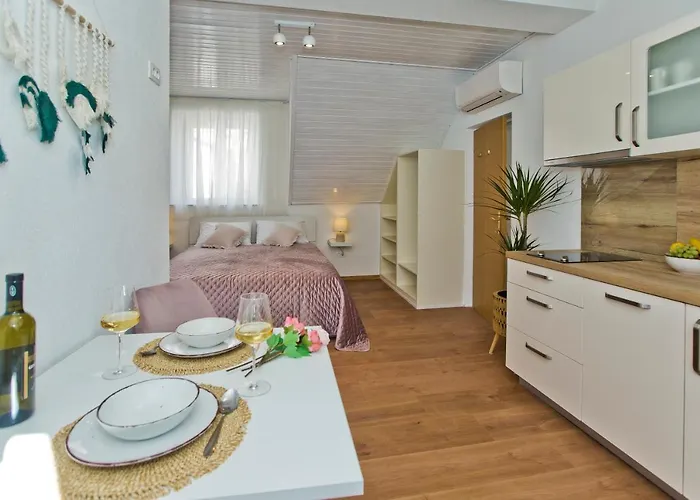 *beautiful, Centrally Located Apartment*